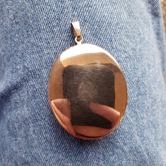 Huge 70's Vintage Gold-tinted Metal Victorian Style Locket Pendant - Picture 4 of 5